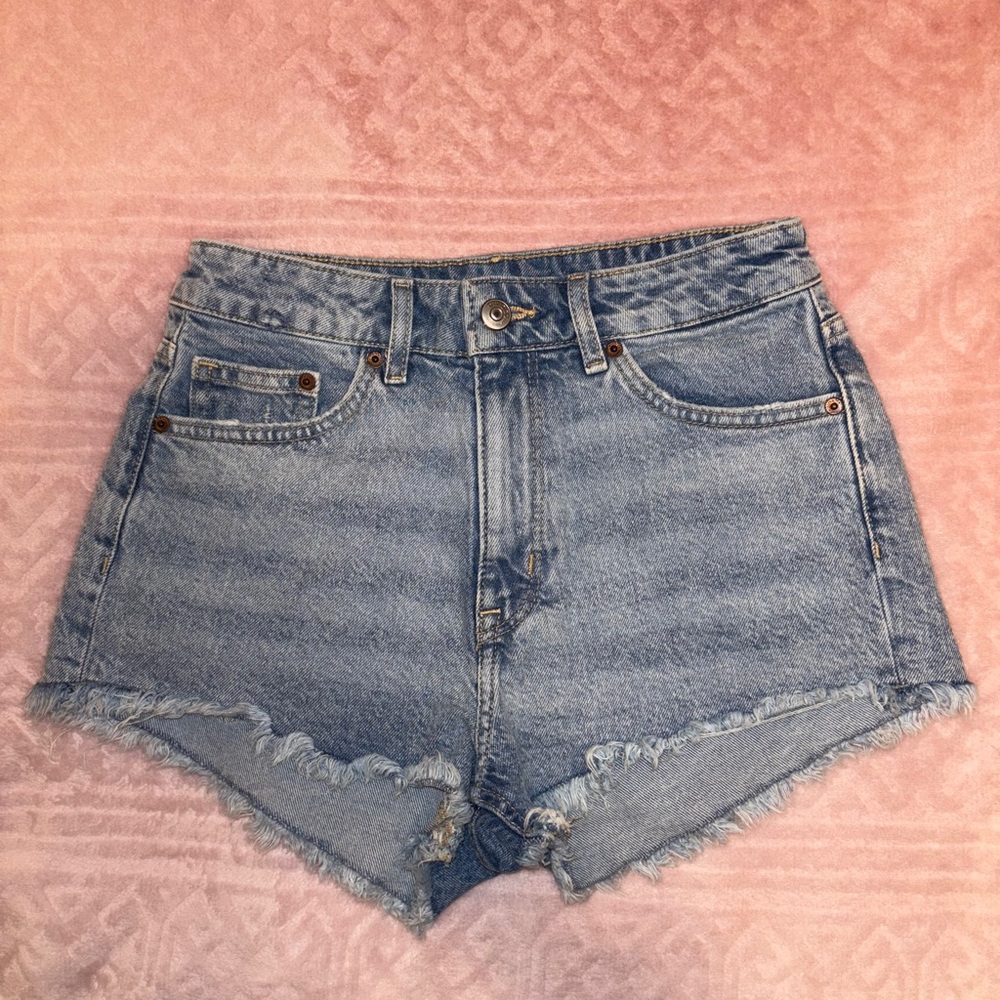 H&M Denim shorts 
Size 4 NWOT